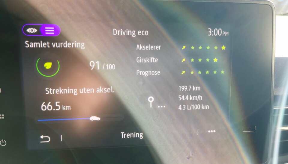 ØKOTRENER: Infotainmentsystemet har en økotrener funksjon som gir føreren råd om å kjøre rimeligere.