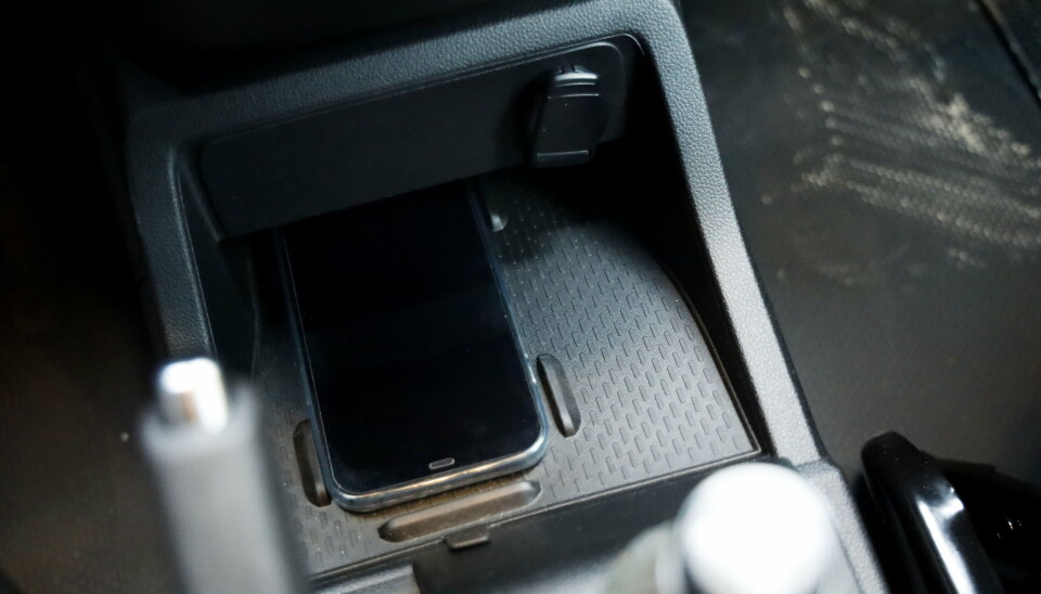 INDUKSJON: Induksjonsladingen av telefonen fikk vi ikke til å fungere, bilen gav beskjed om å fjerne alt metall. Vi regner med at denne barnesykdommen forsvinner.