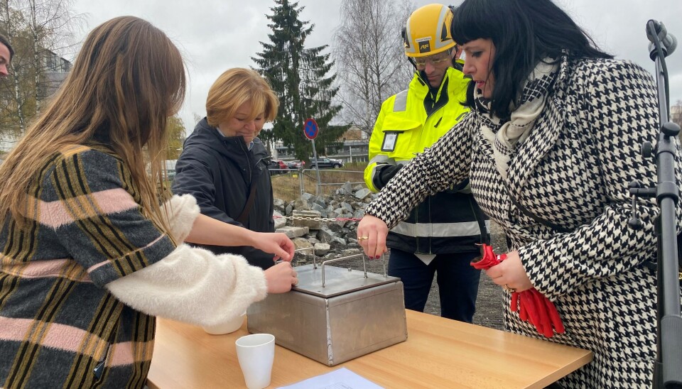 Byråd for næring og eierskap i Oslo, Victoria Marie Evensen (t.h.), skrudde lokket på grunnsteinskrinet sammen med representanter fra Sykehjemsetaten, bydelsutvalget og entreprenør AF Gruppen