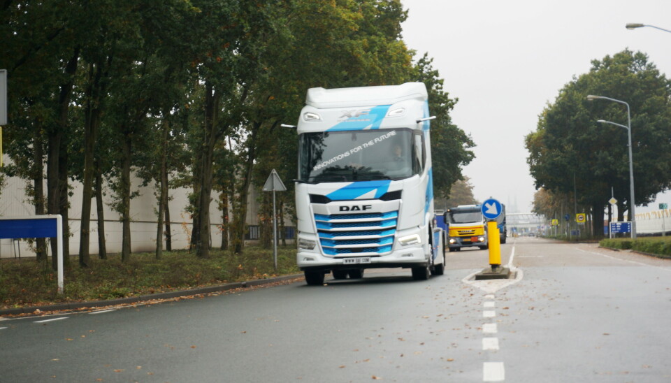 HYDROGEN: AT.no fikk kjøre en runde med prototypen på den hydrogendrevne lastebilen ved DAF-fabrikken i Eindhoven. Bilen oppfører seg som en dieselbil, men har et litt annet støybilde.