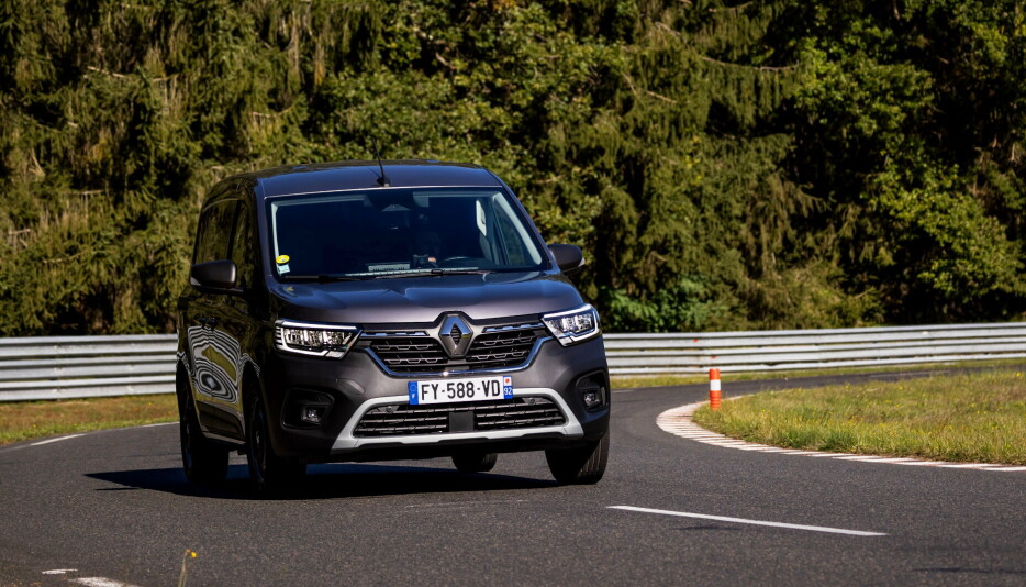 KANGOO: Renault Kangoo ble testkjørt av juryen på en bane utenfor Paris. Her fikk juryen teste ulike produksjonsmodeller og prototyper med både elektrisk drivlinje og automatgirkasser som etter hvert kommer i modeller fra begge produsentene.