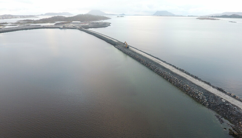 LANDFORBINDELSE: Denne veien var kjærkommen da den sto ferdig. Sjøfyllingen går ned til 80 meters dyp og er 200 meter på det bredeste. Massene kommer fra prosjektet.
