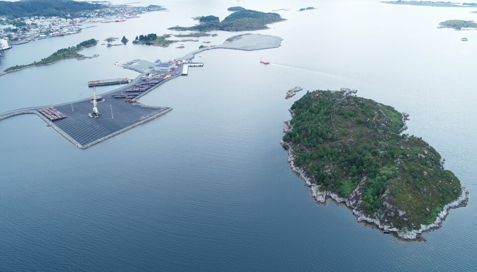 FØR: Dette bildet viser Naustholmen før arbeidene med denne øya var i gang, men Gaddholmen bak var sprengt ned på dette tidspunktet.