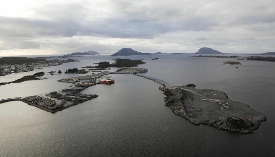 NÅ: Dette bildet tok vi da vi fløy over området i november. Naustholmen til høyre har fremdeles litt fjell igjen som skal bort. Kaianlegget ved skipet har Helldal AS bygget.