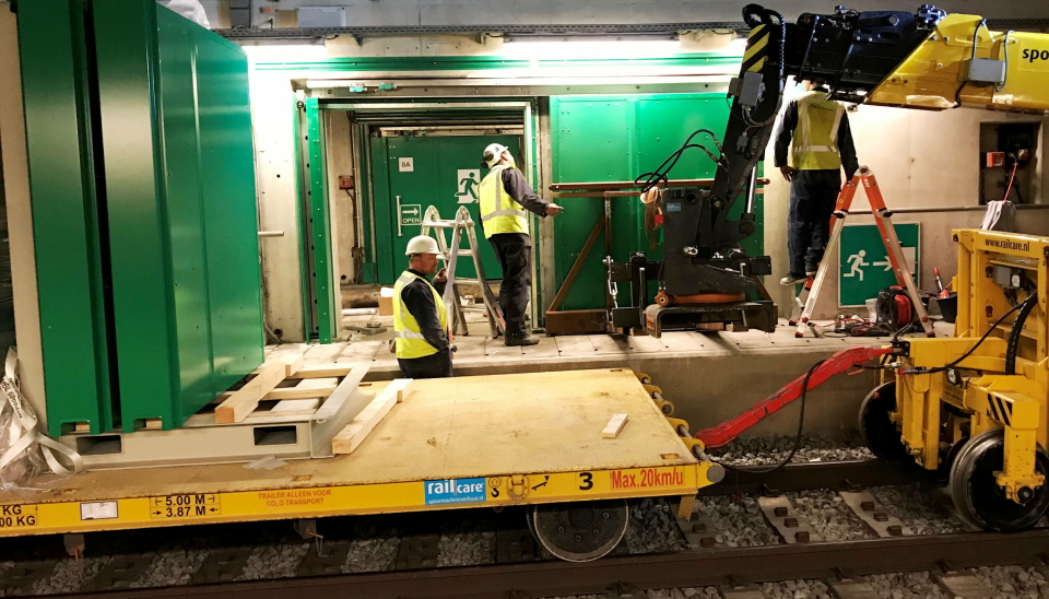 TUNNEL: Bildet viser lossing av solide Hodapp-dører som skal benyttes i tunnel. Foto: Hodapp GmbH