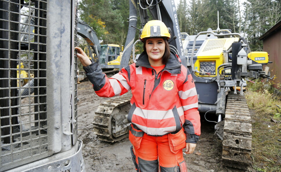 BERGSPRENGER: Maiken Eik Birkeland har valgt anleggsbransjen som sin yrkesvei, og bergsprenger som retning. Her er hun på et anlegg i Langangen.
