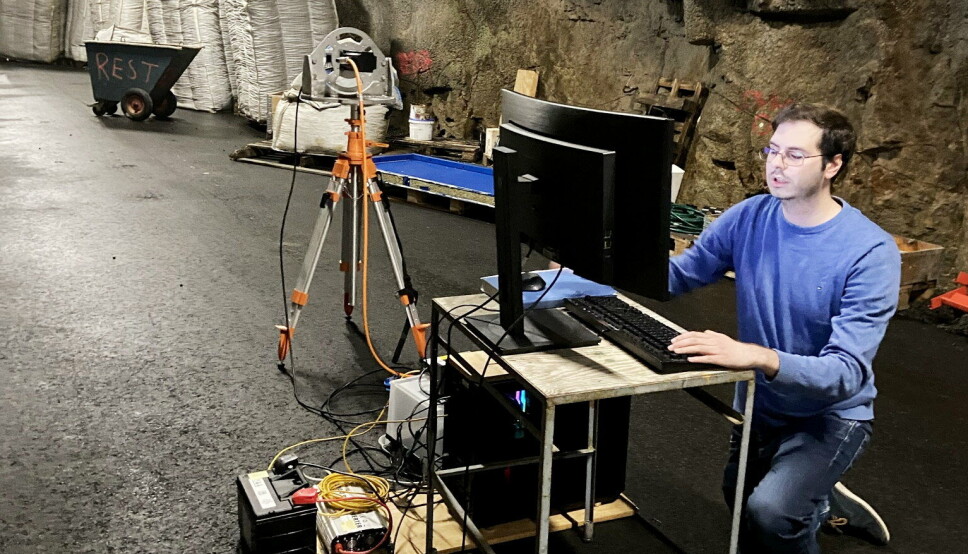 UTE I FELT: Her er forsker Benyamin Akdemir i arbeid med programvaren for 3D Maskinsyn.