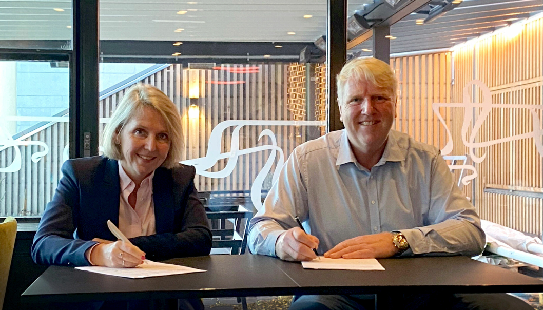 Direktør i Fornebubanen, Irene Måsøval, og administrerende direktør i Marthinsen & Duvholt, Frank Duvholt, signerte kontrakten for forberedende arbeider Madserud på Fornebubanen.
