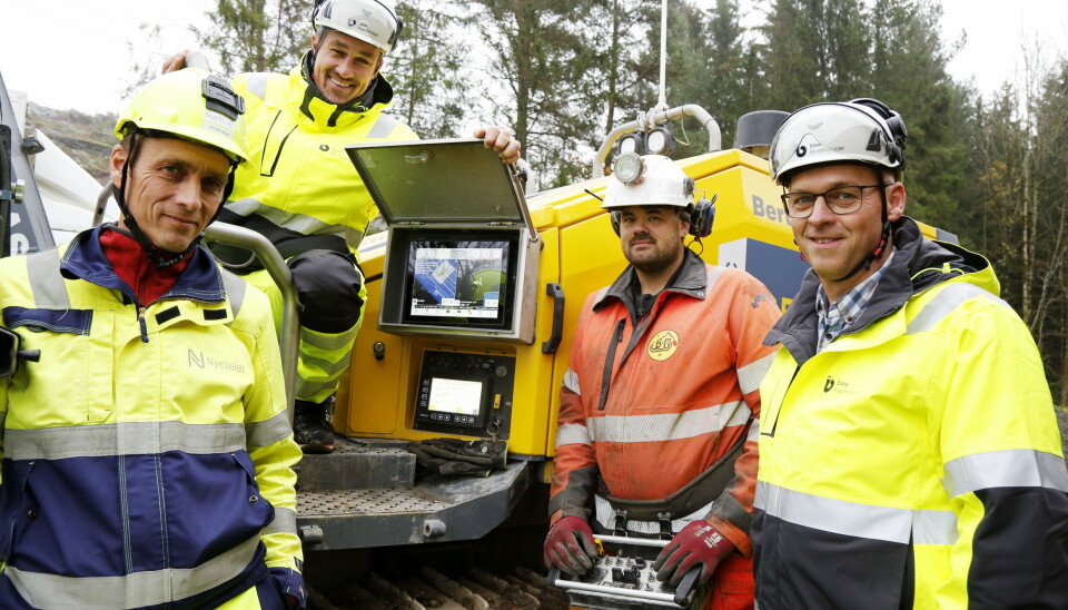 TOK INITIATIV: Nye Veier (her representert ved Jens Erik Farsjø til venstre) tok initiativ til prosjektet der Blastmanager har utviklet en ny modul, AS-Built. Borer og sprenger Eivind Omdal i rødt, mens Blastmanagers Roger Hillesund (høyre) og Martin Ryde (på riggen) har lagt ned mange timer i arbeidet.