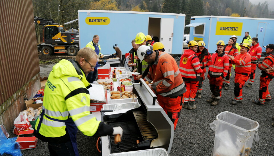 GOD STEMNING: Dagen A&T var på besøk disket Ramirent opp med grillmat for B&G-ansatte (og andre besøkende) på prosjektet.