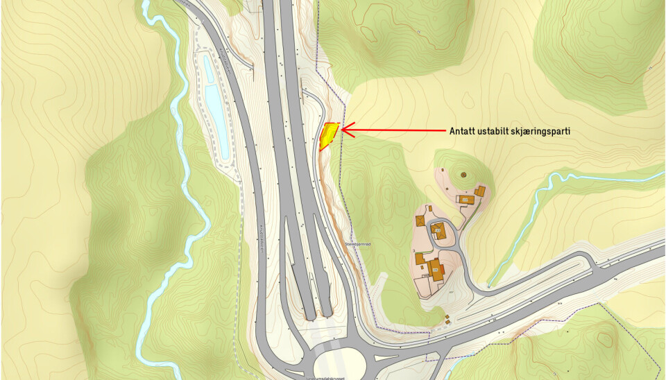 Fjellskjæringen som skal fjernes, ligger langs påkjøringsrampen i nordgående kjørefelt ved E18 Undrumsdalskrysset.