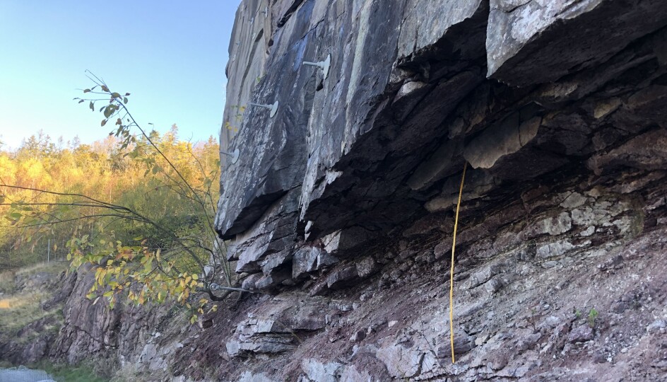 En av årsakene til at fjellskjæringa skal fjernes, er smuldret fjell i bunnen.
