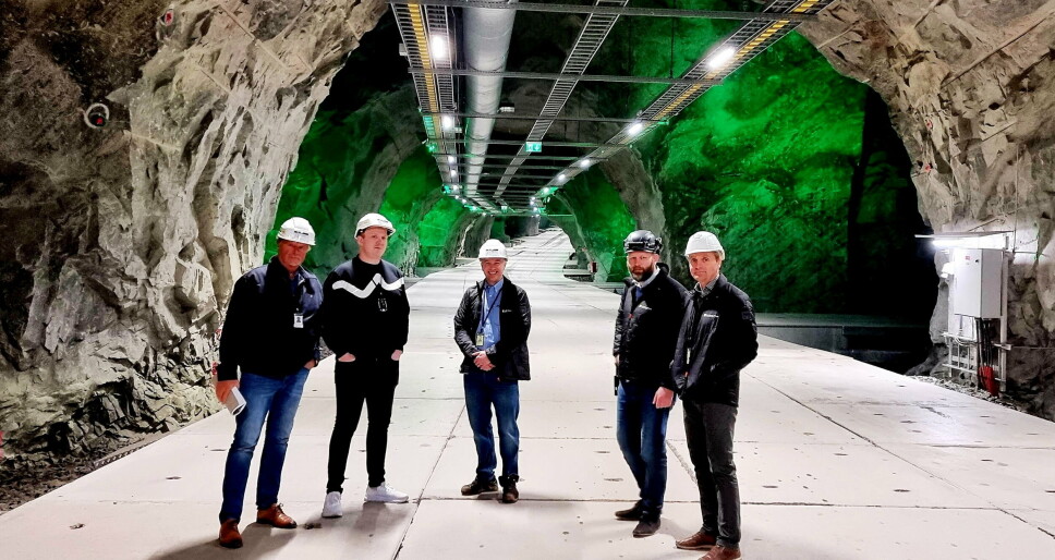 NYTT DATAHJEM: Langt inne i gruvegangene hvor det tidligere ble utvunnet olivin, skal Norges neste superdatamaskiner bo. Fra v. Helge Stranden (Sigma2), Truls Mathiassen (NRIS/UiT), Vidar Saltkjel ILMD), Kristian Todal (LMD) og Jørn Skaane (LMD)