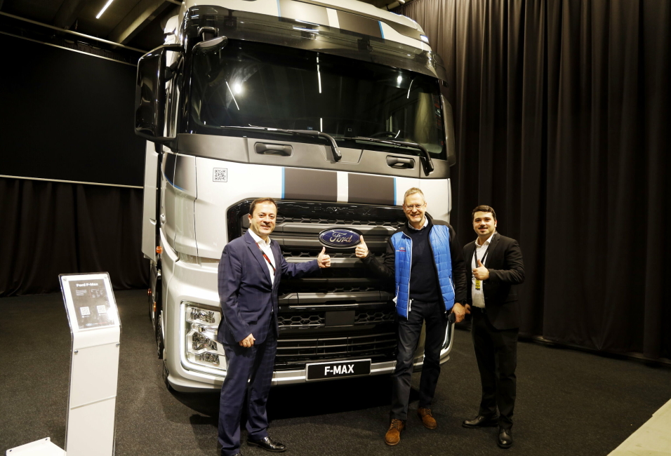 I OSLO: Ford F-Max Blackline på Oslo Motorshow. Fra v.: M. Armagan Hazar, ansvarlig for Ford Trucks i Benelux, Norden og Tsjekkia, Per Gunnar Berg, sjef for Ford Motor Norge og produktspesialist Vedat Hakan Demirsoy fra Ford Trucks.