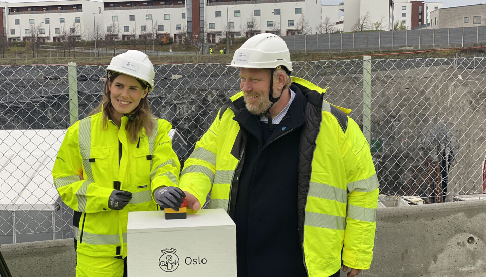 Sirin Stav (byråd for miljø og samferdsel i Oslo) og Bjørn Tore Ødegården (komitéleder i samferdselskomiteen i Viken fylkeskommune) satte av den første tunnelsalven.