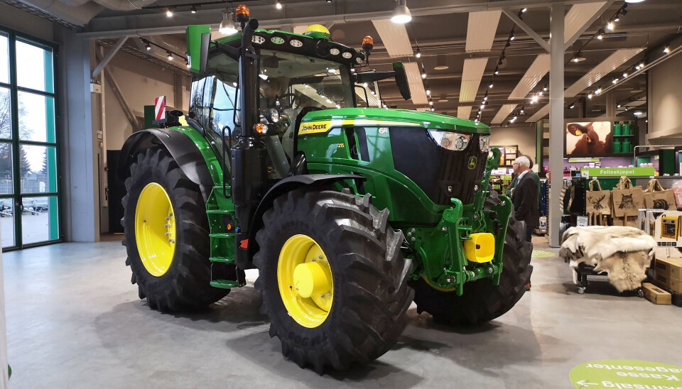 Felleskjøpet har fått låne denne nye John Deere 6R 215-traktoren fra John Deere i Tyskland for fremvisning før den sendes tilbake igjen. Det skal være en av ytterst få i den nye R6-genreasjonen som er utenfor Tyskland i skrivende stund. Bilde fra Felleskjøpet på Kløfta i Viken.