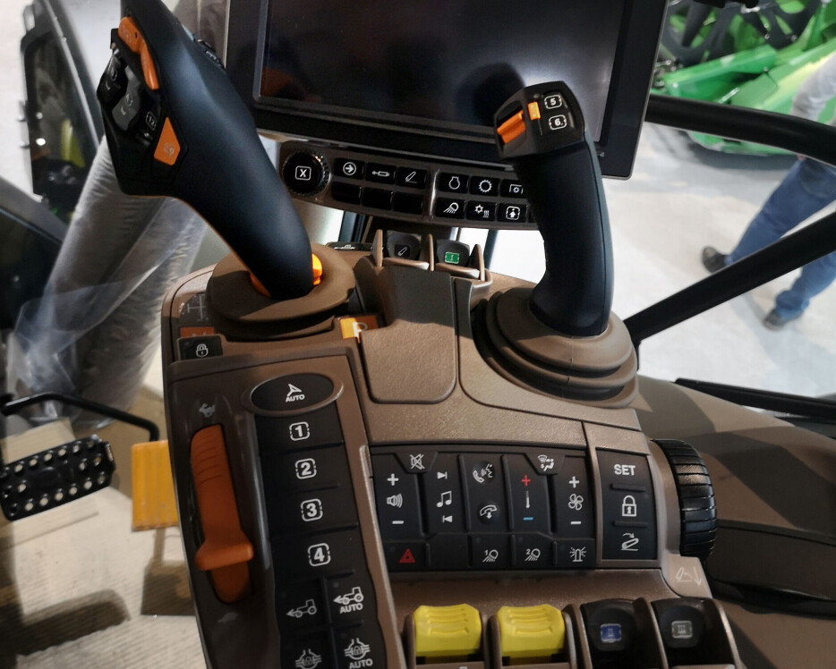 Nå er det også mulig å styre vendegiret med joysticken til høyre (i tillegg til i venstre joystick og ved rattet som tidligere). Det er nytt på den nye generasjonen 6R, til glede for blant annet dem som rydder snø.