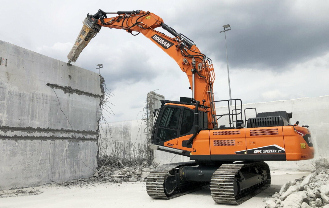 TREDJE: Med graveren DX380DM-7 utvider Doosan rangen for å ta en større del av demoleringsmarkedet. Foto: Doosan TREDJE: Med graveren DX380DM-7 utvider Doosan rangen for å ta en større del av demoleringsmarkedet. Foto: Doosan