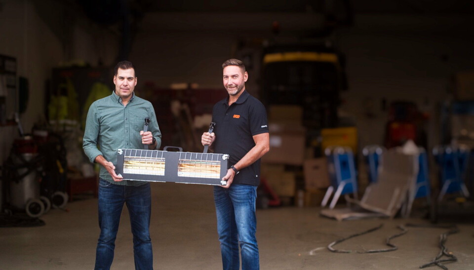 60 NYE: Produktsjef Diego Pabaque i Tolcon og avdelingsleder Rune Eriksen for byggvarme i UCO presenterer et av strålevarmeelementene. Foto: Talcon