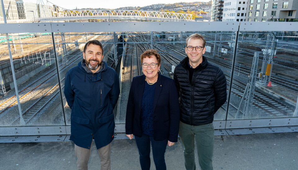 RAMMEAVTALEN: Lars Anders Larsen, adm. direktør i OPAK AS, Marit Liv Solbjørg, daglig leder i Insenti Samferdsel AS og Per Gunnar Eklund, Leder Bygg og Anlegg hos Holte Consulting AS gleder seg over avtalen. Foto: Privat