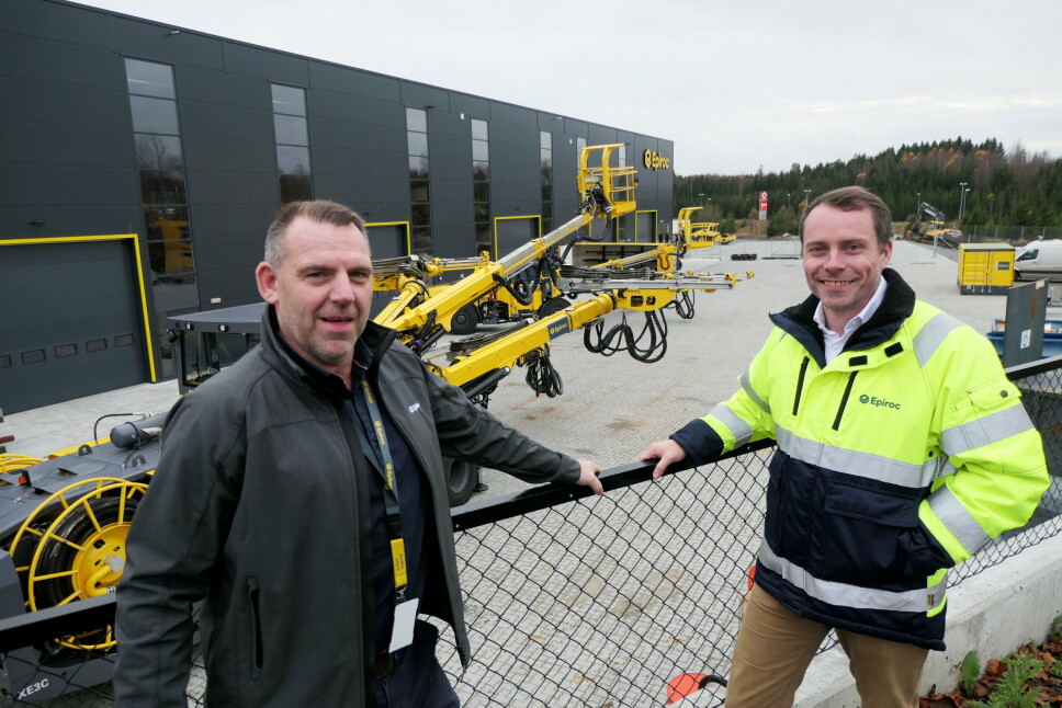 BYGGET: Markedssjef under jord Espen Paulseth (t.v.) og daglig leder Erik Presthus på baksiden av bygget med E6 som skimtes i bakgrunnen, og en diger treboms underjords rigg like bak Epiroc-duoen.