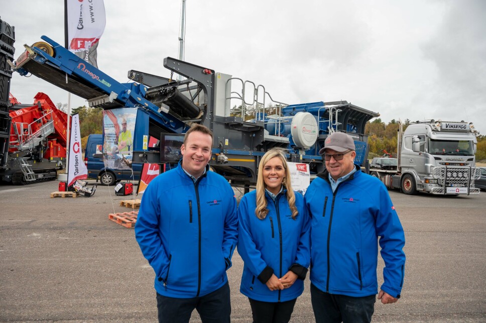 PÅ MESSE I SVERIGE: Anthony Carlin og Aine Kelly fra Omega Crushing and Screening i Nord-Irland er sammen med Freddy Helge Carlsen (t.h.) fra FH Carlsen AS på messen Entreprenad Live i Göteborg for å finne svenske forhandlere.