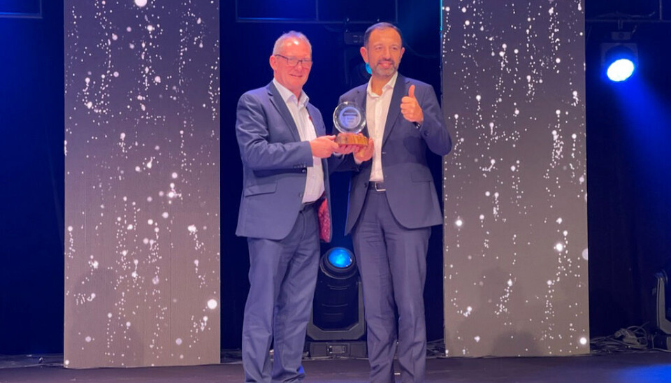 Didier Gambart (t.h.) mottok prisen fra Jarlath Sweeney, president i juryen International Pickup Award, i 22-tiden 17. november i forbindelse med Solutrans i Lyon, Frankrike.