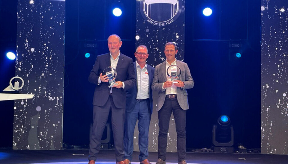 Jarlath Sweeney, juryformann i IVOTY-juryen (i midten) delte ut pris til Marcus Breitschwerdt, sjef for Mercedes-Benz Vans (t.v.) og til Mark Sutcliffe, SVP, LCV Business Unit, Renault Group.
