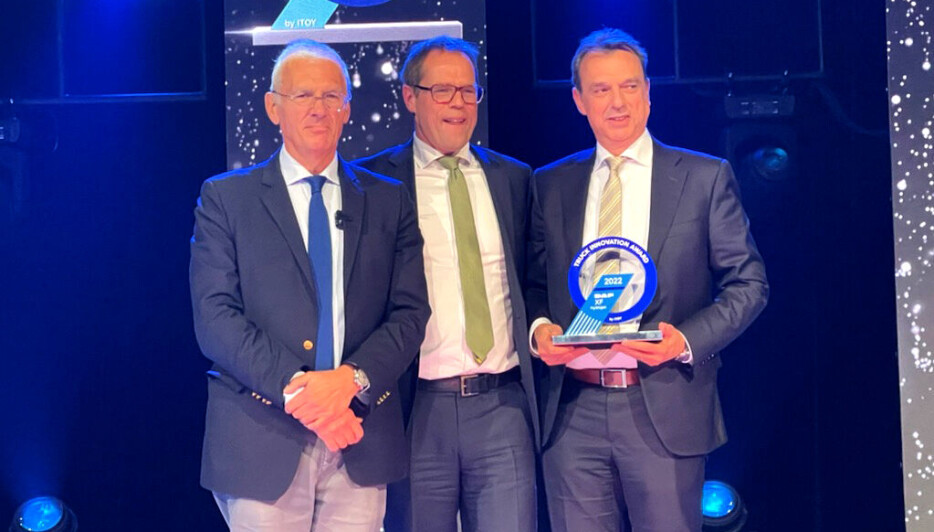 Juryformann Gianenrico Griffini (t.v.) delte ut Truck Innovation Award-prisen til DAF, representert ved DAF-sjef Harry Wolters (midten) og direktør for produktutvikling, Ron Borsboom.