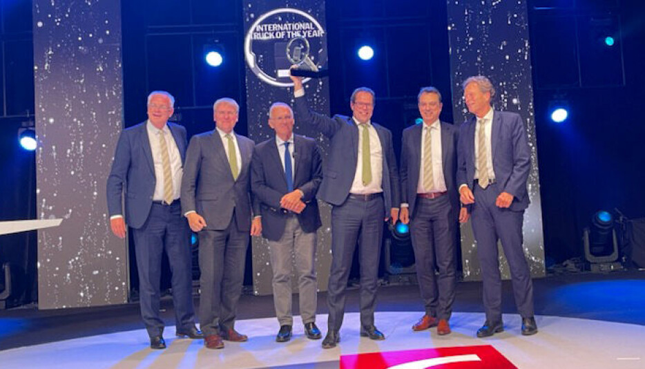 DAFs utviklingsteam var oppe på scenen og mottok Truck of the Year-prisen. DAF-sjef Harry Wolters løfter trofeet i været. Til venstre for ham står juryformann Gianenrico Griffini.