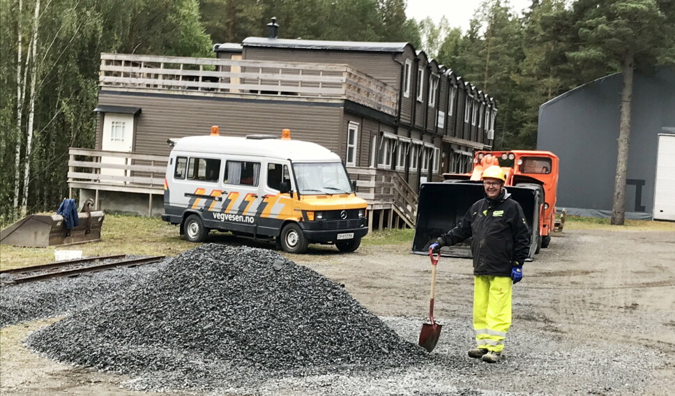 FORMANNEN: Ola Woldmo, klar med spaden for å legge pukkgrunnlaget for nytt dobbeltspor for skinner. I bakgrunnen den nye last- og bærmaskinen som Tore Løkke fra Åfjord har gitt til museet.