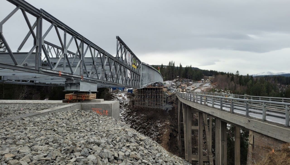 Ny midlertidig bru monteres over elva Stavåa i Rennebu.