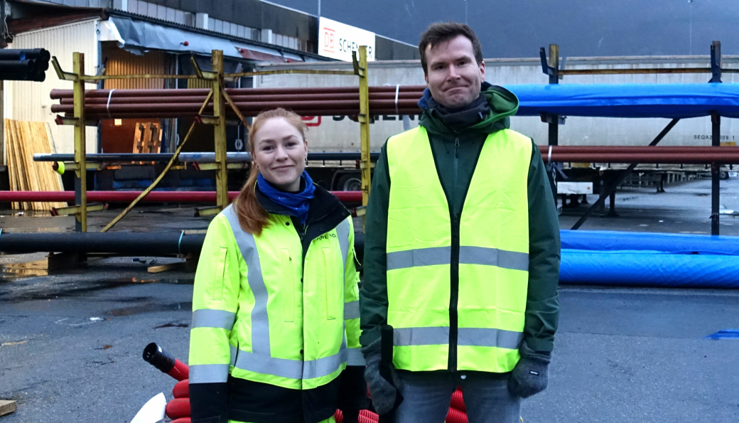 Prosjektlederne Mathilde Skeide i Bane NOR og Torstein Viko fra Norsk Saneringsservice foran et av byggene som skal rives på Nygårdstangen godsterminal.