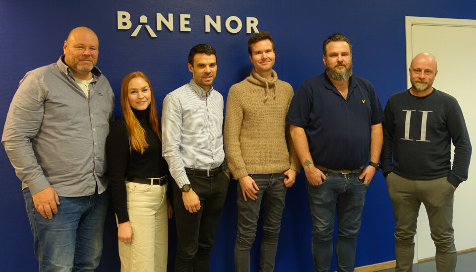 Klare for samarbeid. Fra venstre: Byggeleder Trond Tollefsen, prosjektleder Mathilde Skeide, prosjektsjef Eivind Larsen (alle tre fra Bane Nor), prosjektleder Torstein Viko, anleggsleder Per Martin Dokk og avdelingsleder Arve Haugen (alle tre fra Norsk Saneringsservice).