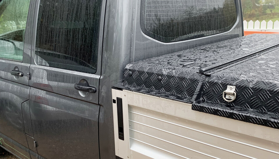 Pickup-Pro AS bygger om en VW Transporter T6.1 til å bli flatbed pickup. Bilen var ikke helt ferdig da A&T gikk i trykken i oktober 2021. Foto: Jan Magnus Hovlandsdal i Pickup-Pro