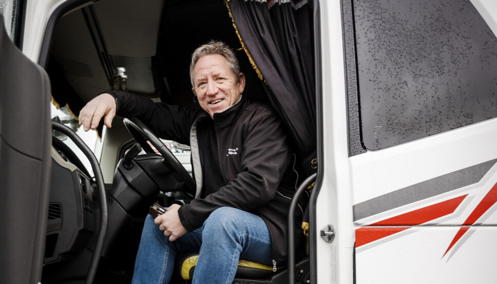 3.GENERASJON: Knut Olsby kjører ikke så mye bil selv lenger, men hopper inn bak rattet når behovet melder seg. Bedriften hans har blant annet kjørt for potetgullprodusenten Kims sammenhengende siden 1975.