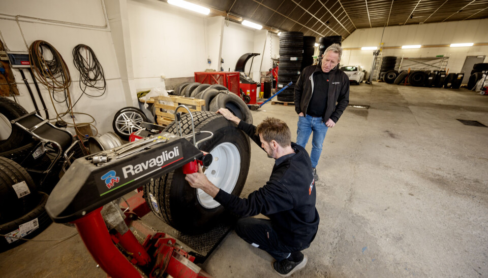 INTERNT: På sitt eget verksted har K. Olsby Transport full kontroll på alt av dekk til hele bilparken.