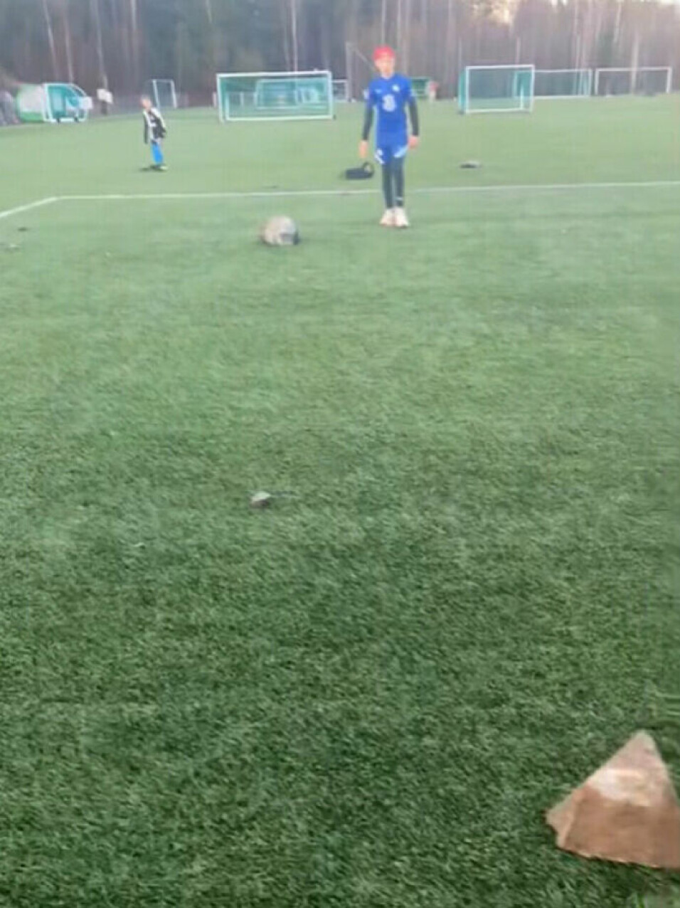 Dette bildet ble tatt av ungdommer som var på Sofiemyr kunstgress, rett etter salven ble satt av og steiner landet på kunstgressbanen.