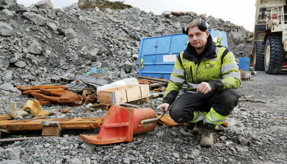 KAKKES AV: Roy-Ove Lutentun fra Brødrene Lutentun ANS med et verktøy han benytter for å kakke av adapter som skal skiftes ut. Jobben utføres på fire minutter, og han kan gjøre den selv. Det kreves heller ingen spesialverktøy som kan glippe i bolten og skape uønskede hendelser.