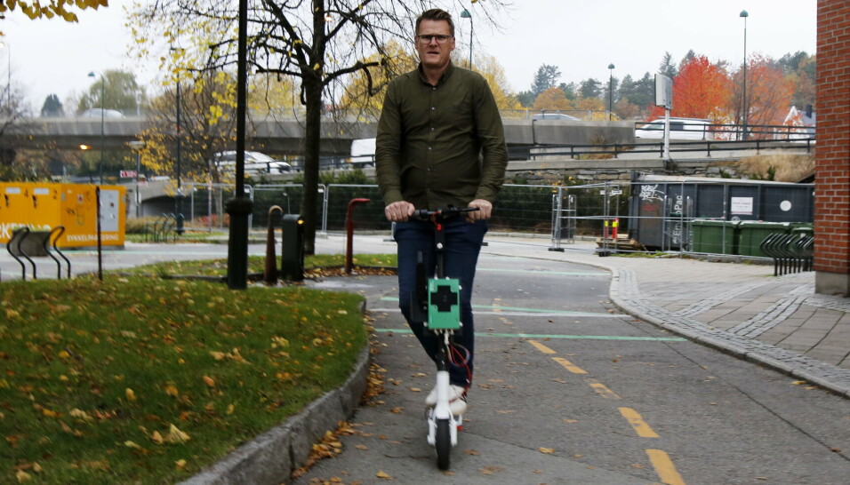 INNOVATIVT MILJØ: Produktsjef Frode Jensen i Effera på en av el-sparkesyklene til bedriften med påmontert Effera-utstyr. Sparkesyklene benyttes normalt på messer og arrangementer.