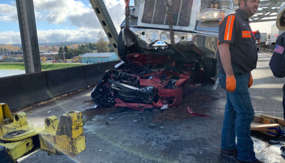 Trekkvogna med en semitrailer dyttet Nissan-en inn i biler som sto før den i køen, og Peterbilt-en havnet oppå personbilen.