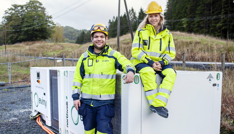 BKK-DUO: – For oss er det helt naturlig å inngå et samarbeid med et selskap som Ramirent som er så tungt inne som underleverandør, sier Camilla Moster som er leder for Mobil energi i BKK/Eviny. Her sammen med og driftsansvarlig Kjetil Solheim.