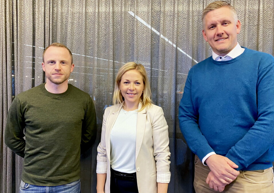 LADESAMARBEID: Leder for Mobil energi i BKK/Eviny, Camilla Moster, har signert avtale om ladesamarbeid med Fleet and Sourcing Manager Per-Arne Eliassen (t.v.) i Ramirent og salgs- og markedsdirektør Amund Havig i Ramirent.