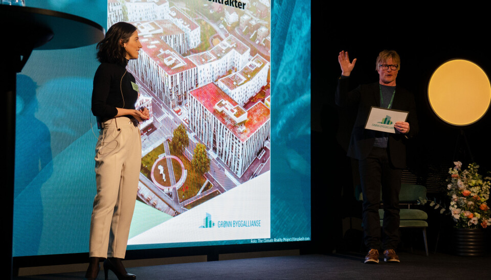 Vjosa Maxhuni fra advokatfirmaet Arntzen de Besche i samtale med Anders Nohre-Walldén under lanseringen av kontraktsveilederen 'BREEAM-NOR i totalentreprisekontrakter' under BREEAM-NOR-konferansen.