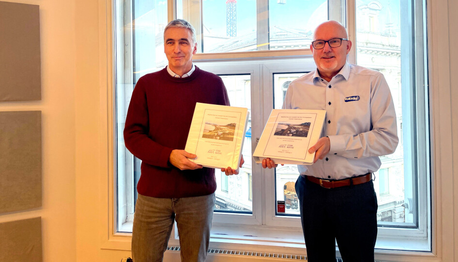 Gudmund Roen, Hæhre Entreprenør (til høyre) og Jan Morten Ertsaas, Store Norske, signerte avtalen om det siste oppryddingsarbeidet i Svea.