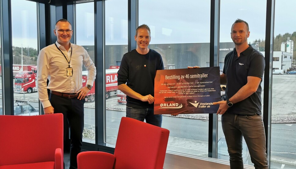 Fornøyde karer med avtalen i havn. Fra venstre: Erik Haugland (driftsleder i Ørland Transport), Torbjørn Valheim (ettermarkedsleder i Ørland Transport) og Jan Henning Mosvær (daglig leder i Vestlandske trailer).