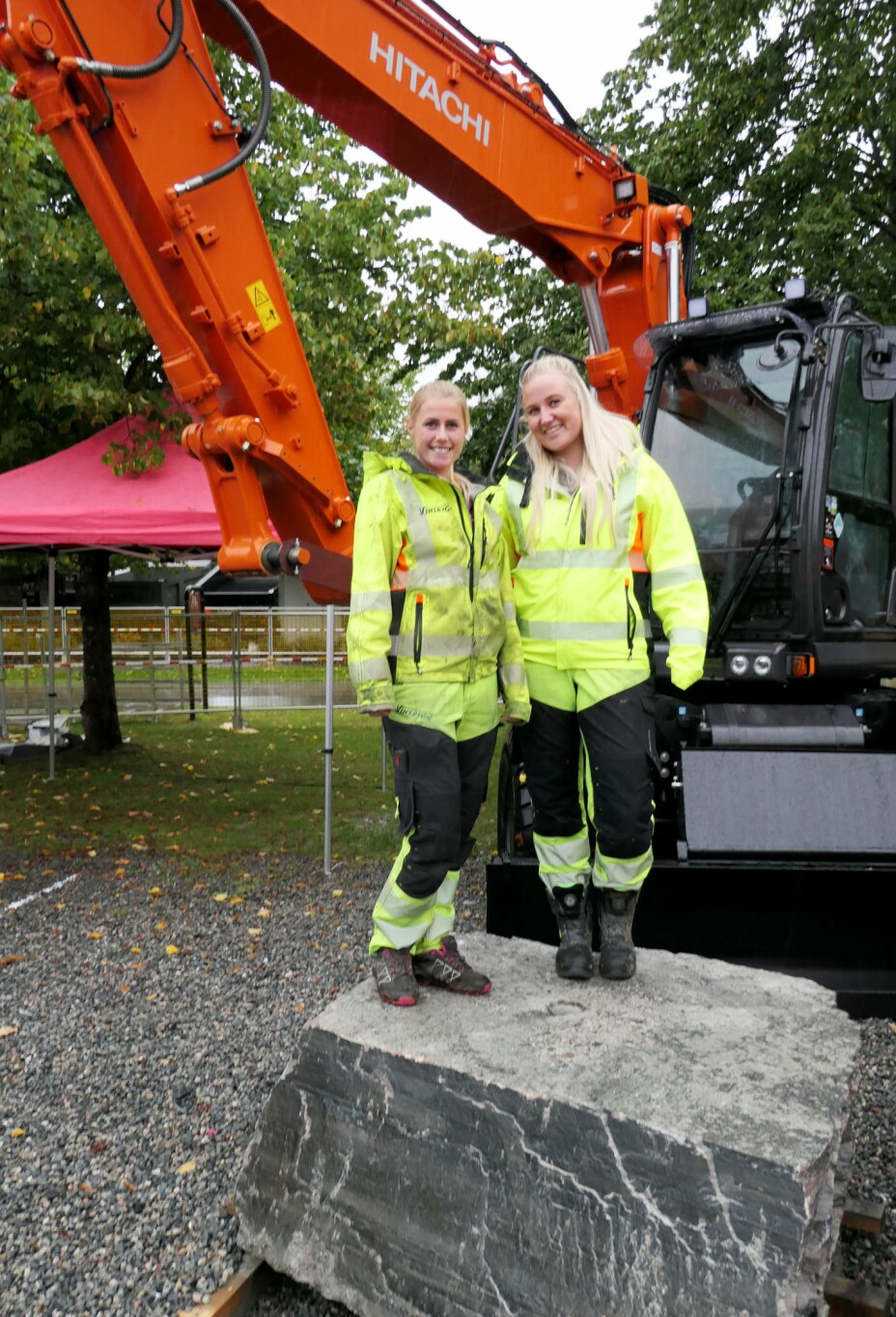 - Vi må ha et bilde foran en Hitachi gravemaskin som er favoritten vår, sier Sigrid Haugen (t.v.) og Mona Seljeset.