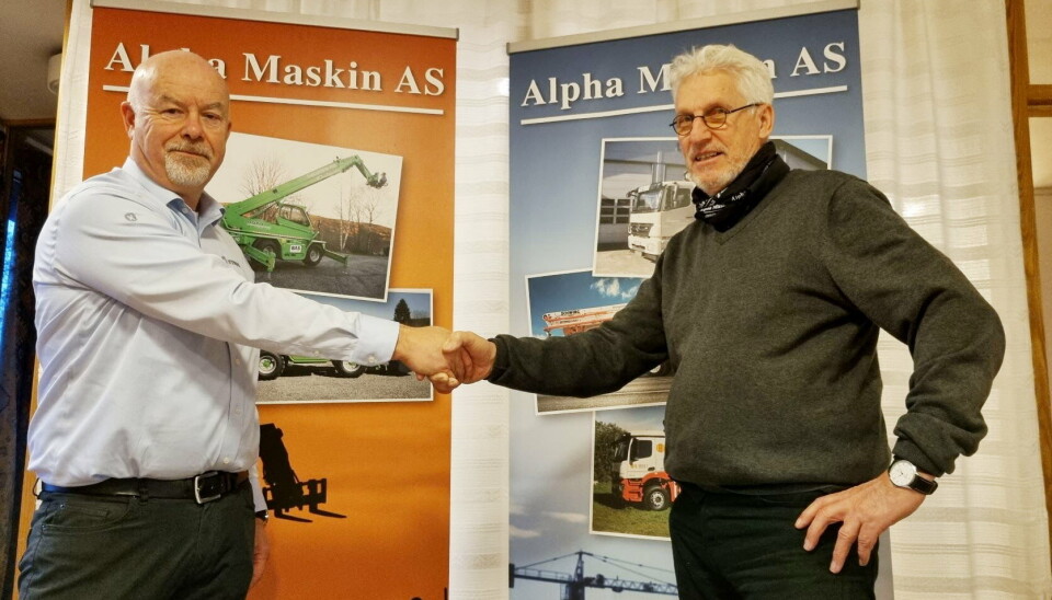 OVERTAKELSE: «Handshake» mellom Glenn Mellegaard i Hymax AS (t.v.) og Bjørn Steinar Olsen i Alpha Maskin AS.