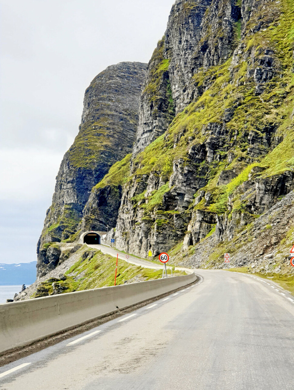 STUPBRATT: Den nye Skarvbergtunnelen drives for å unngå blant annet denne veien som mildt sagt er rasutsatt. Foto: Thomas N. Witsø-Bjølmer