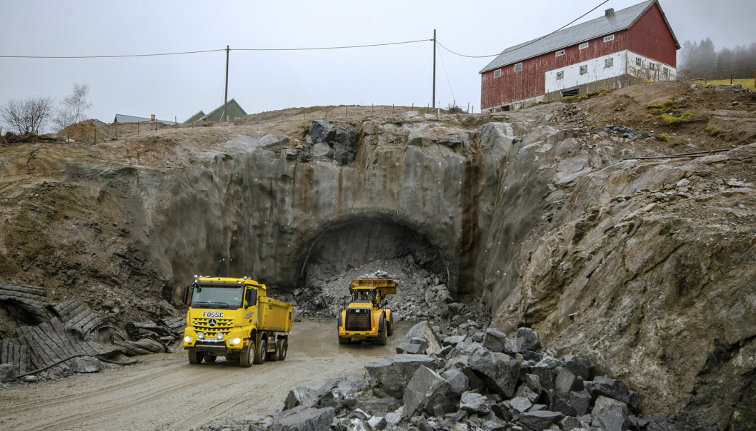 Utlasting etter tunnelsalve på Myrmel, der tunnelen begynner å ta form. Per 30. november er hullet blitt dypere enn på bildet, med over 20 meter inndrift.
